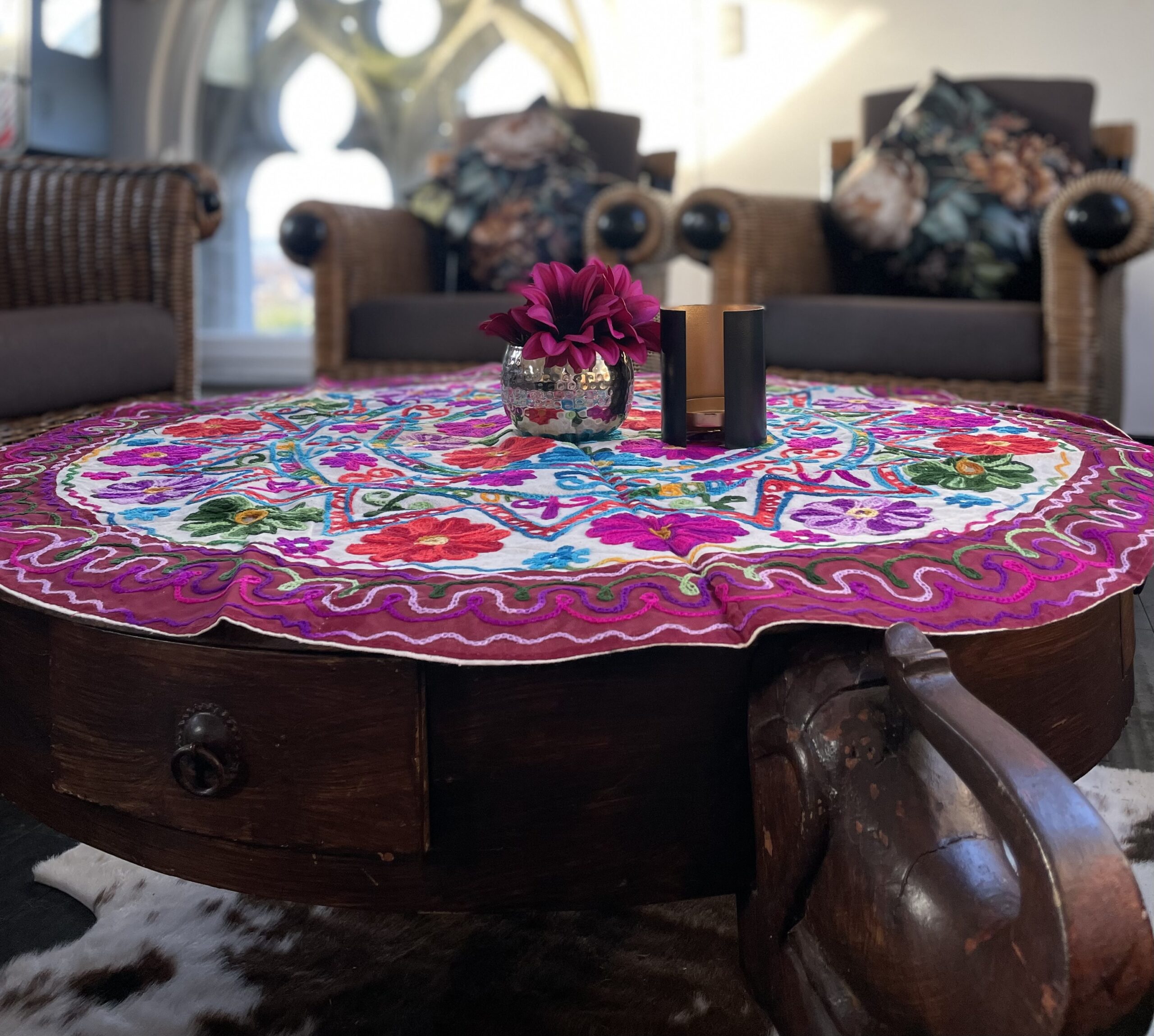 Rond tafelkleed met de hand geborduurde bloemen