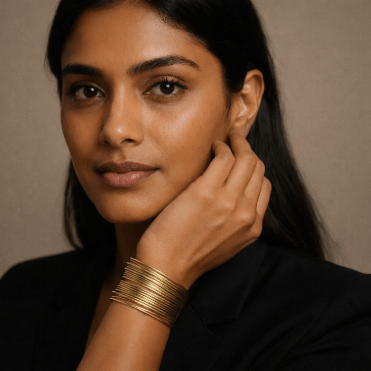Model draagt Makeba bangle armband-1-Merani