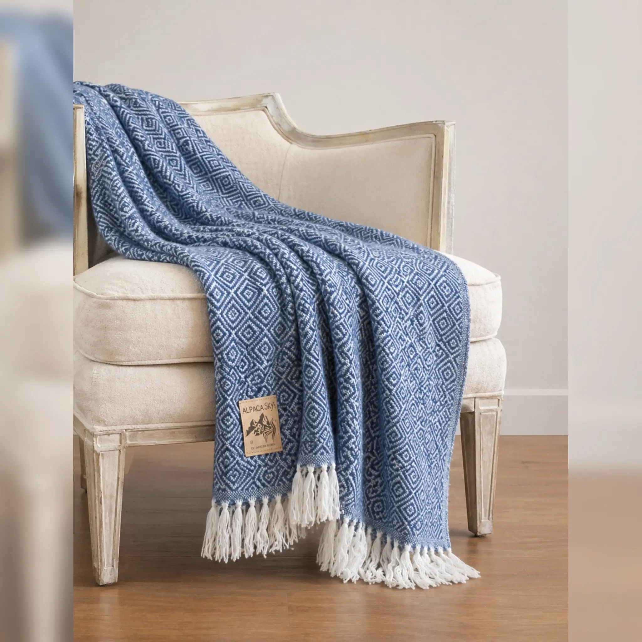 Alpaca zetel ligt gedrapeerd op fauteuil-1-Merani